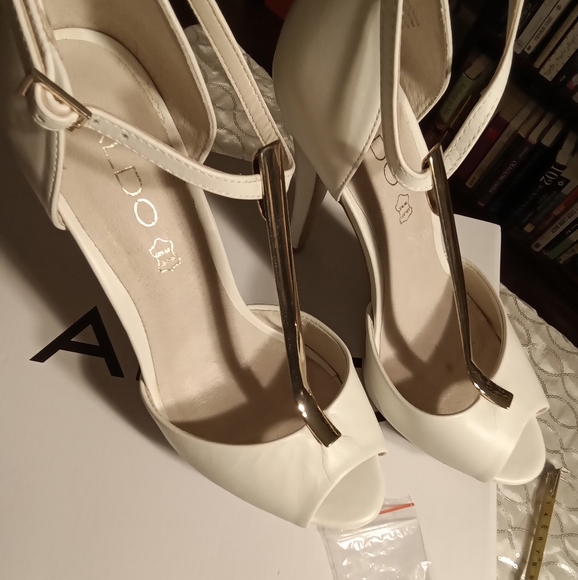 ⭐️ ⭐️ Aldo Beautiful leather  open toe platform heels - Picture 6 of 6